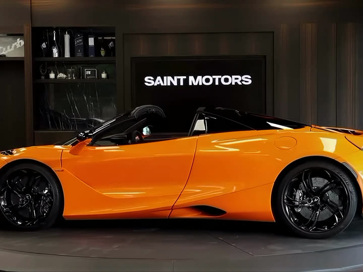 McLaren 750S Spider turning on a YılPlat at Saint Motors, frame 6